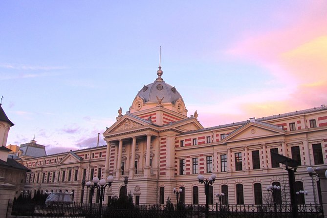 Bucarest à vélo - The House of the Free Press and communist architecture