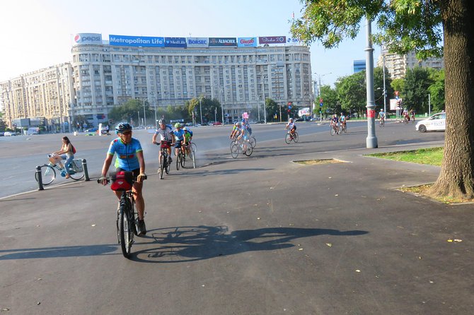 Bucarest à vélo - The Palace of Parliament, a final jolt of scale