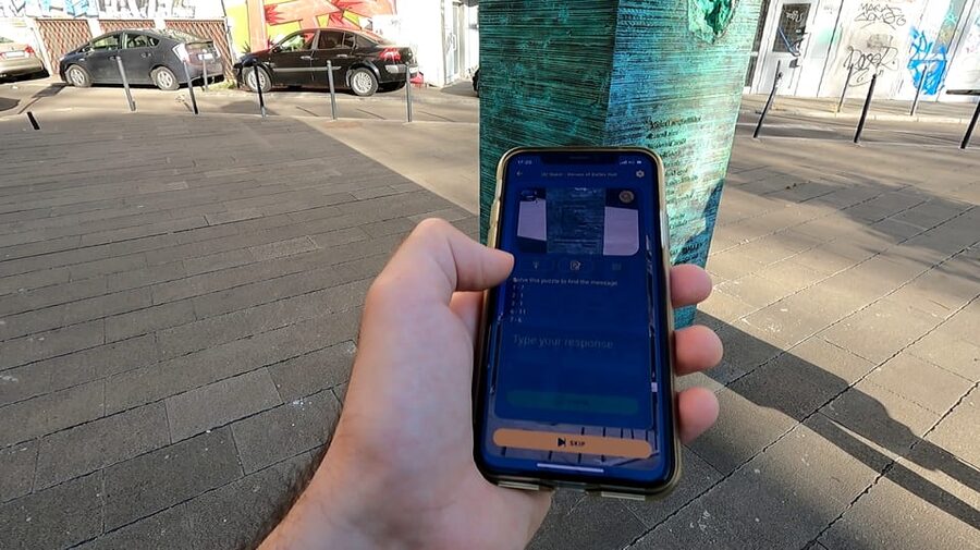 Bucharest 1989 Revolution Walking Tour with Smartphone App - The technology is both the attraction and the risk