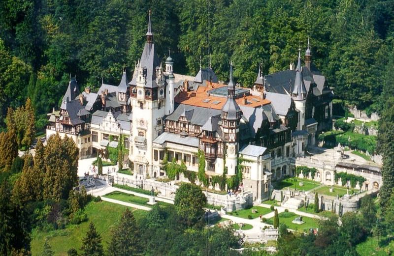 Bucharest: Bran & Peles Castle with Rasnov Citadel Day Trip - A mountain pass lunch stop