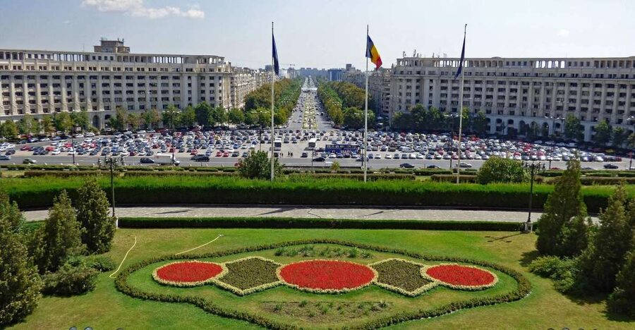 Bucharest: Communist Tour including Ceausescu Residence - A working-class neighborhood and ordinary daily life