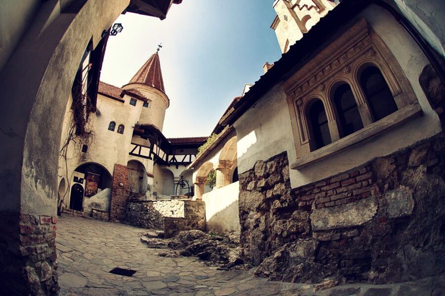 Bucharest: Dracula Castle, Peles Castle & Brasov Guided Tour - Peleș Castle and the Pearl of the Carpathians