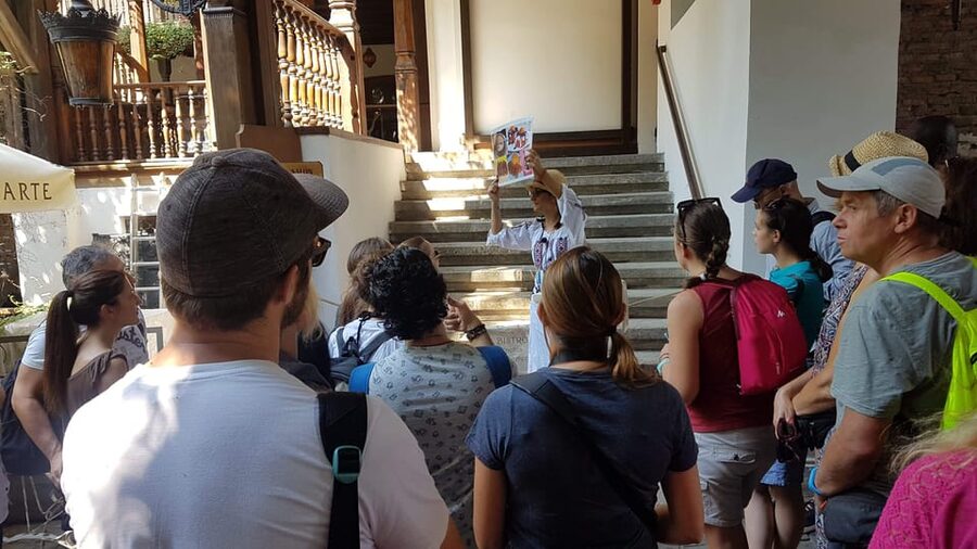 Bucharest: Guided Walking Tour with Romanian Snack - Starting with communist ambition at Piața Unirii