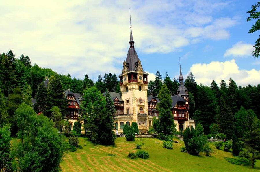 Bucharest: Peles Castle, Bran Castle & Brașov Day Tour - Bran Castle and the Dracula story