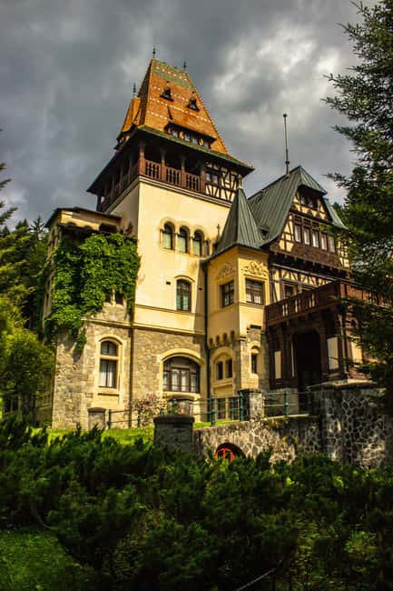Bucharest: Peles Castle, Bran Castle & Brașov Day Tour - What the guide adds to the day