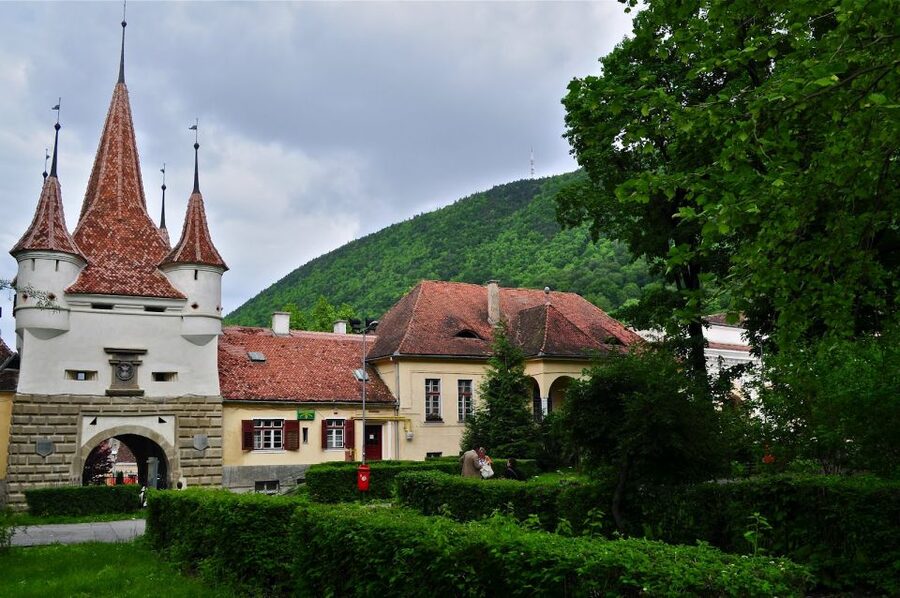 Bucharest: Peles Castle, Dracula's Castle and Brasov Tour - Brașov’s old center and the Black Church