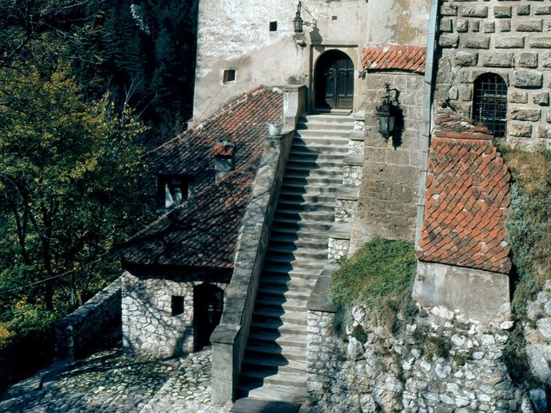 Bucharest: Peles Castle, Dracula's Castle and Brasov Tour - Bran Castle and the Dracula connection