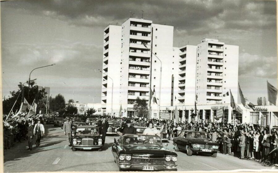Bucharest: Private Last Days of Ceausescu Tour in a Dacia - What the private Dacia format adds