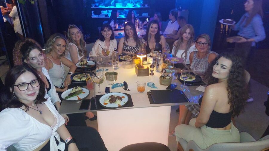 Bucharest: VIP Dining, Limo ride & Clubbing - Dinner near the city center, with 100 minutes to eat