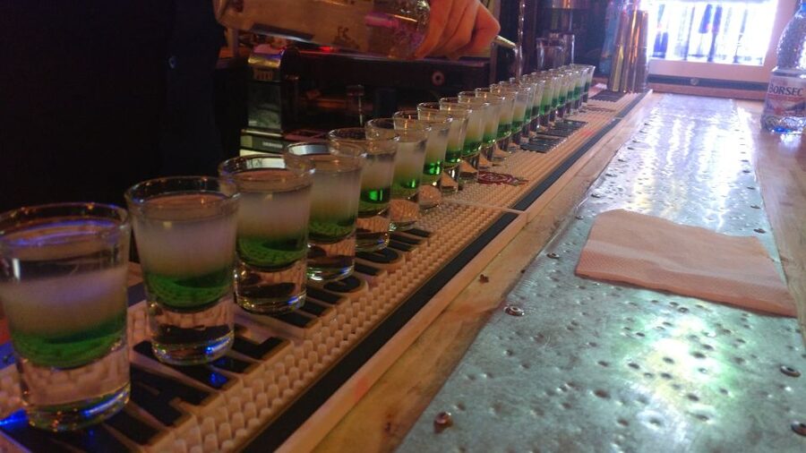 Bucharest: Weekend Pub Crawl - Starting at Lipscani or Splaiul Independenței
