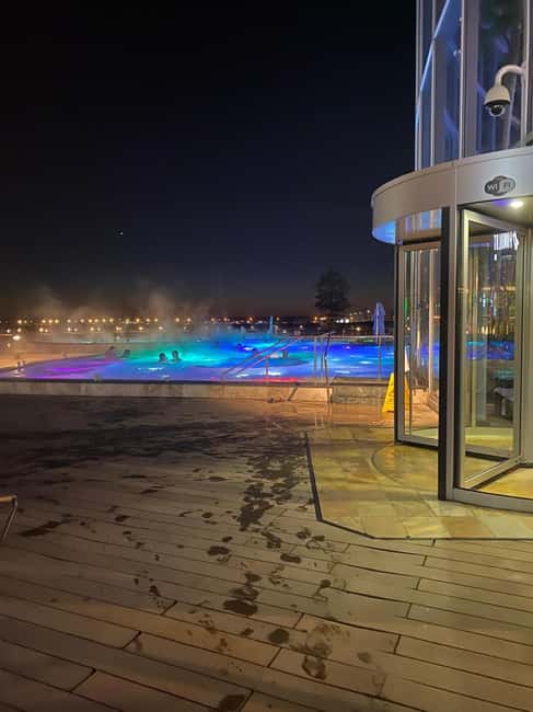 Bucuresti: Bucuresti Therme Transfer and Full-Day Access - Meeting your driver in central Bucharest