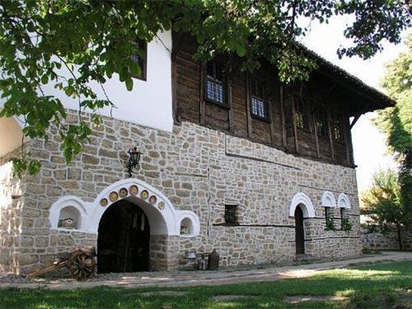 Bulgaria Day Trip - Private Tour from Bucharest - Veliko Tarnavo & Arbanasi - Key points at a glance