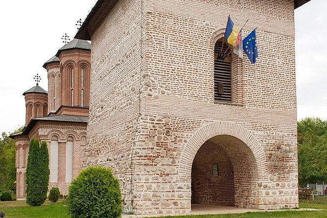 Dracula's Tomb and Mogosoaia Palace, Private Tour from Bucharest - How the two stops fit together