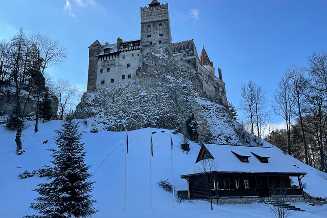 From Brasov: Discover Bran Castle and Râșnov Fortress - Lunch, local stalls, and a useful break at Bran