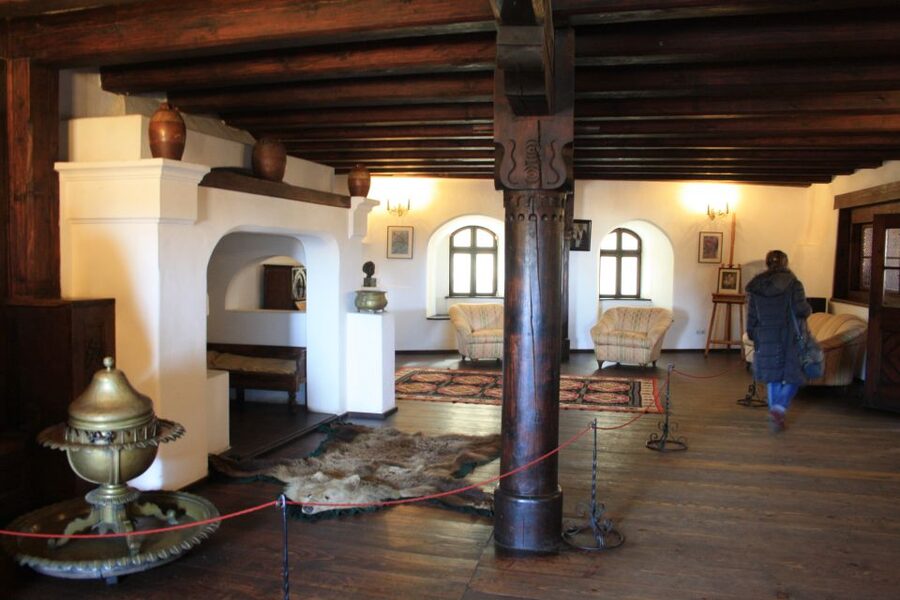 From Bucharest: Bear Sanctuary and Dracula Castle Day Tour - Lunch, Romanian food, and the extra cost