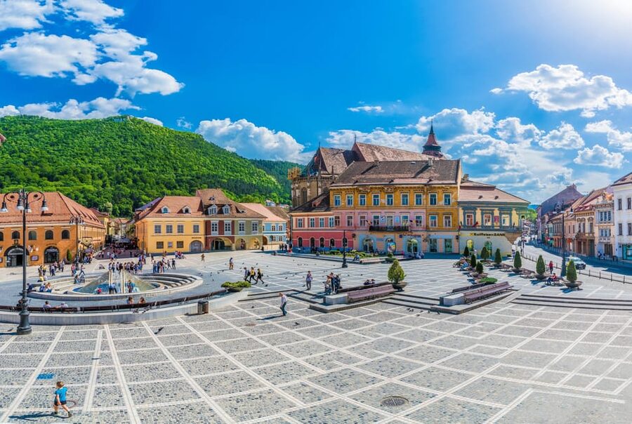 From Bucharest: Day Trip to Peles, Dracula's Castle, Brasov - How the guiding works