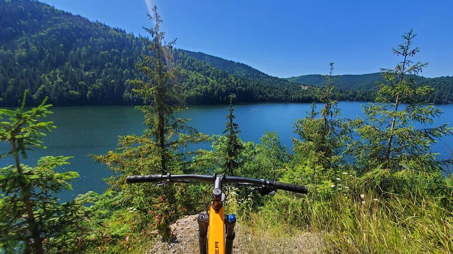 From Cluj: Mountain Bike around Lake Dragan - What Peak Tours provides for the ride