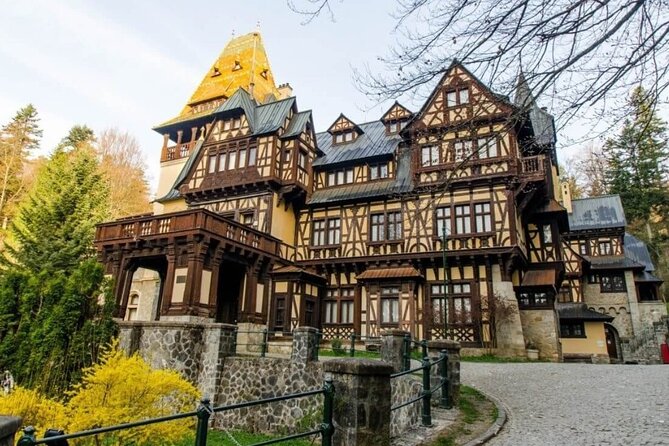 Full-Day Private Tour to Sinaia, Bran and Brasov from Bucharest - Bran Castle, Dracula, and the market outside