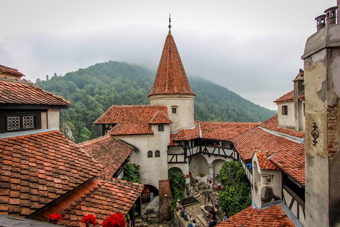 Guided visit in Spanish to the Castle of Dracula in Bran (native Spanish guide). - Entering Bran Castle at 9:00 a.m.