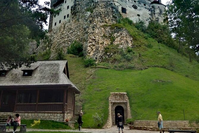Libearty Bear Sanctuary and Dracula's Castle - Day Tour from Bucharest - What to bring and how to plan the day
