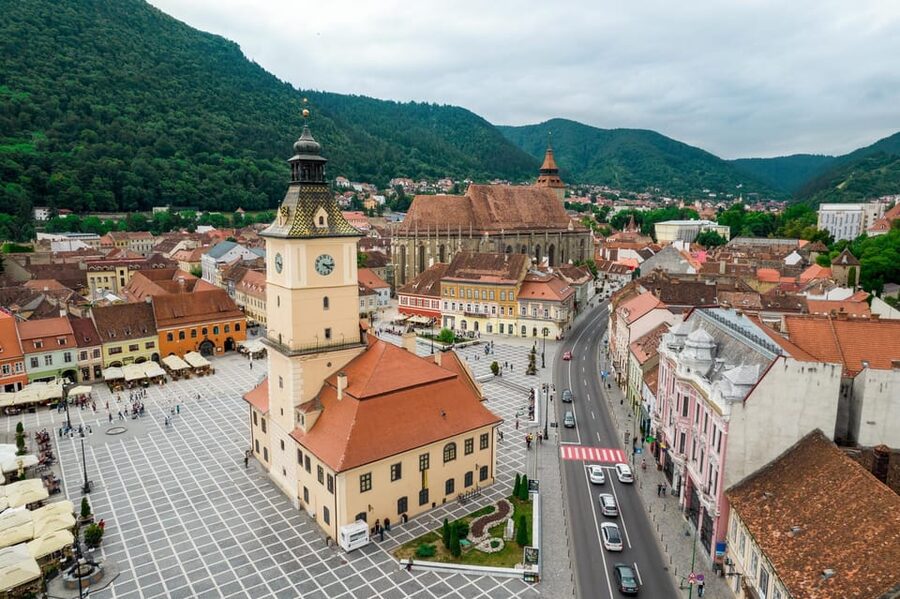 Minivan 8: Peles & Dracula's Castle and Brasov Full-Day Trip - Separating Dracula from Bran Castle