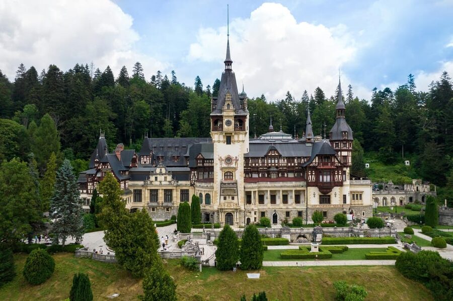 Minivan 8: Peles & Dracula's Castle and Brasov Full-Day Trip - Walking through Brașov’s medieval center