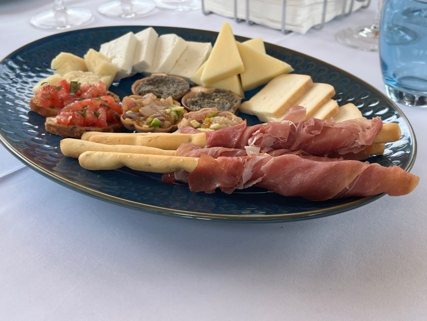 Peles & Cantacuzino Castles: Gourmet Wine & Cultural trip - Three Romanian wines and a table of local flavors