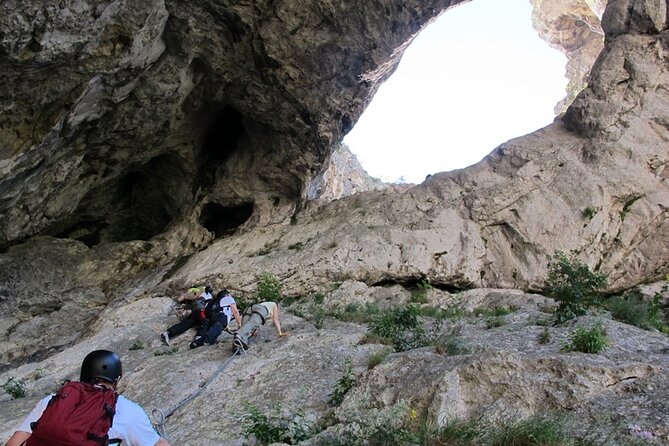 Private Hiking OR Climbing Experience in beaufitul gorges - The 15-minute walk into the gorge