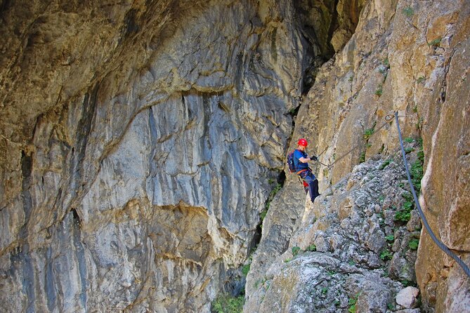 Private Hiking OR Climbing Experience in beaufitul gorges - A small fortified cave beside the route