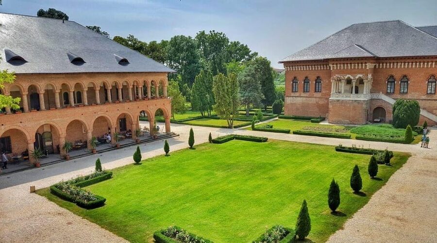 Private Tour from Bucharest to Dracula's tomb and Mogosoaia - Who will enjoy this half-day outing?