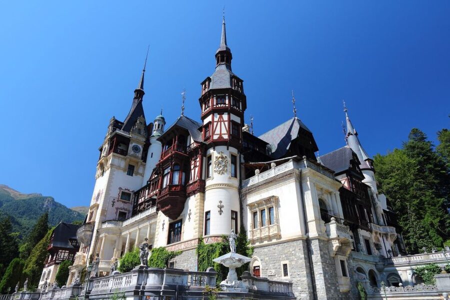 Sinaia: Peleș Castle Tour with An Expert Guide - Meeting at the fountain outside Peleș Castle