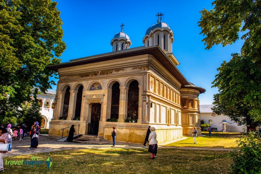 Small Group Tour to Mogosoaia Palace & Snagov Monastery - What the guide adds to the day